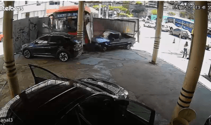 Vídeo: ônibus invade estacionamento após motorista passar mal em SP
