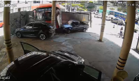 Vídeo: ônibus invade estacionamento após motorista passar mal em SP