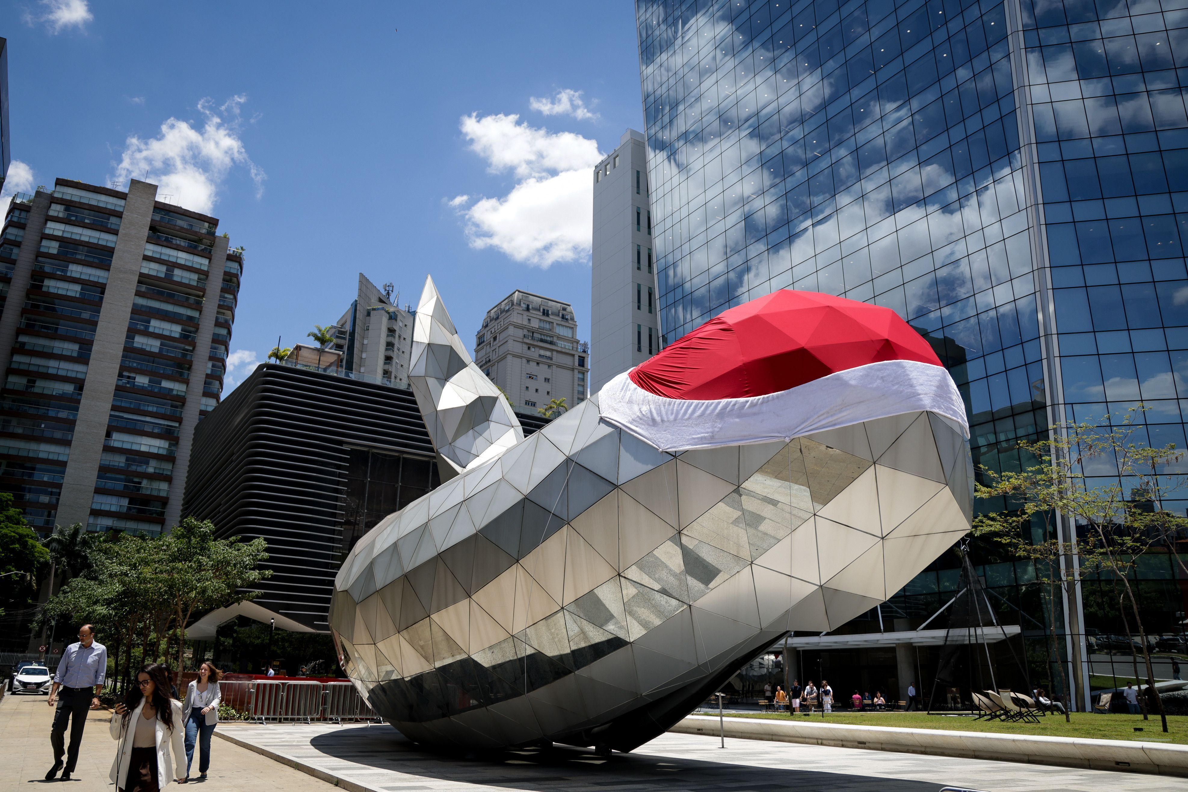 Escultura de baleia localizada em frente ao Teatro B32, conhecida como símbolo da Avenida Faria Lima, no coração financeiro da cidade de São Paulo