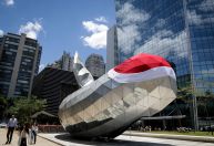 Baleia da Faria Lima vira meme com decoração de Natal em "formato fálico"