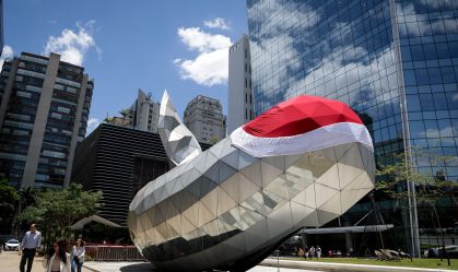 Baleia da Faria Lima vira meme com decoração de Natal em "formato fálico"