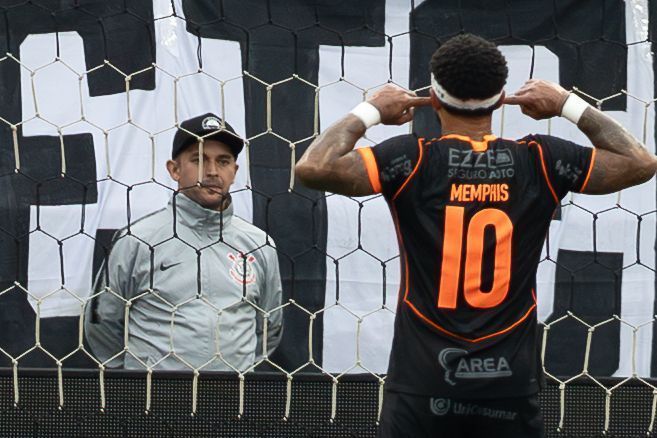 Memphis comemora após marcar contra o Grêmio
