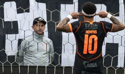 Memphis celebra fim da seca de gols e fala em "ganhar confiança"