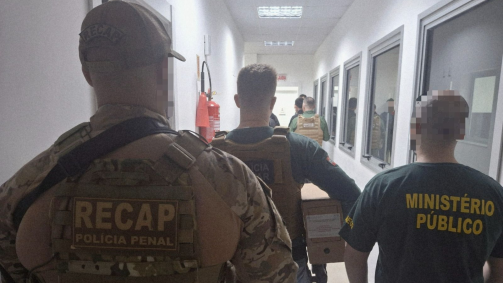 Na ação desta manhã (19), são cumpridos oito mandados de prisão preventiva e 30 mandados de busca e apreensão contra suspeitos de integrarem o PGC