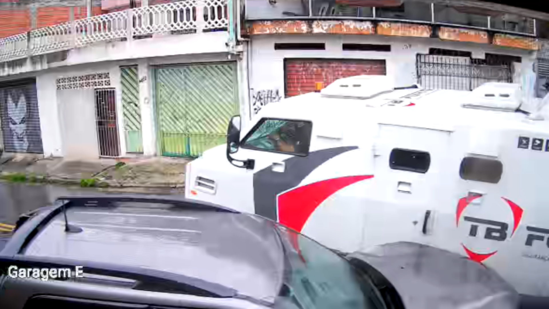 Imagens de câmeras de segurança mostram o momento exato em que o automóvel desgovernado desliza e atinge um carro estacionado.