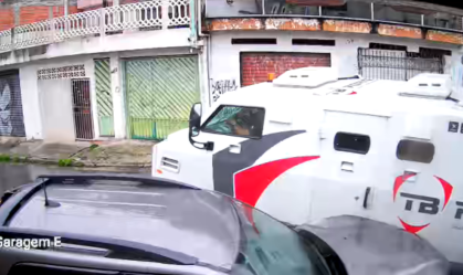 Vídeo: Carro-forte perde controle e destrói veículo em rua do ABC Paulista