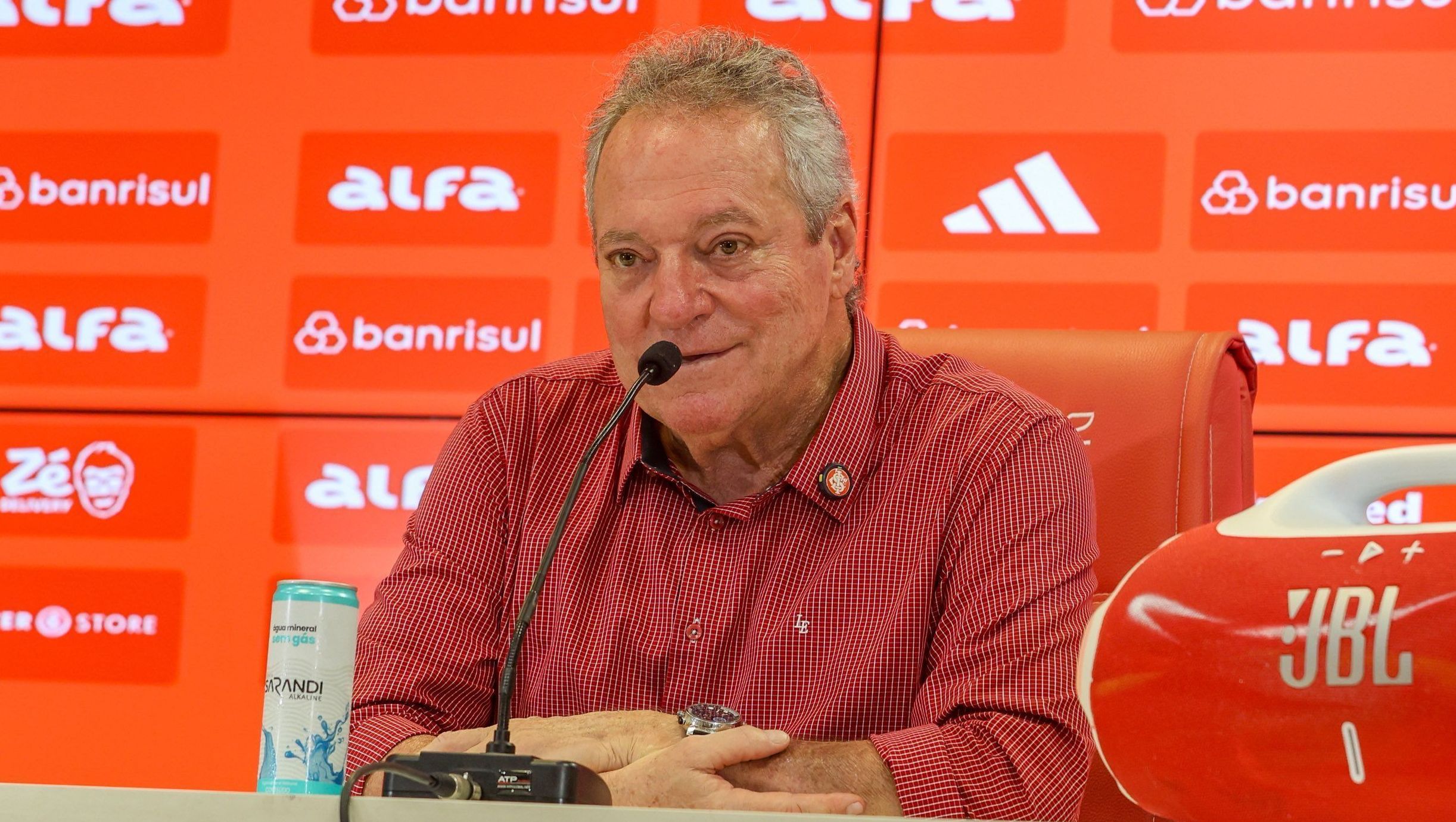 Abel Braga durante apresentação no Inter