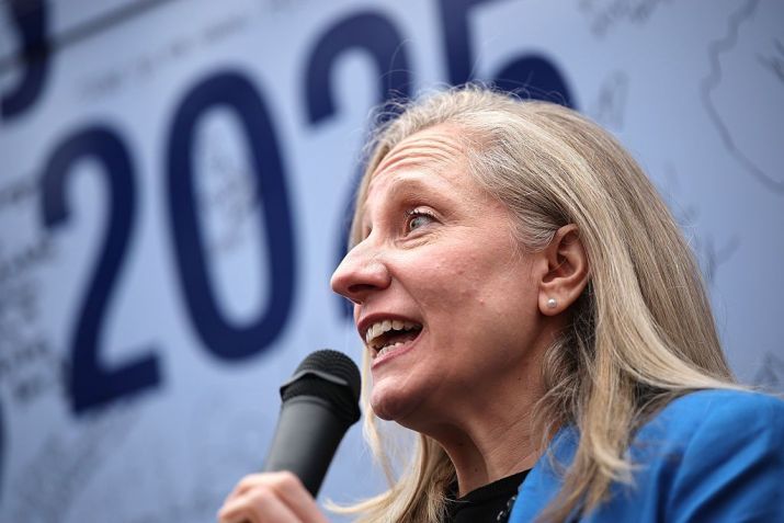 A então candidata democrata ao governo da Virgínia, ex-deputada Abigail Spanberger, discursa em um evento de lançamento de campanha em 3 de novembro de 2025 em Richmond, Virgínia. • Win McNamee/Getty Images