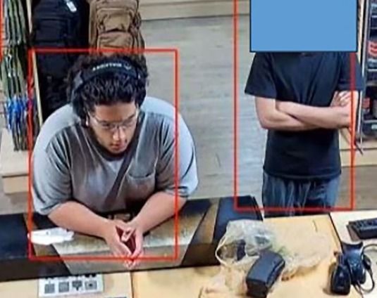 Mohmed Ali, à esquerda, e um suposto co-conspirador são vistos em uma loja de armas em 25 de setembro, segundo a denúncia criminal. Parte desta imagem foi ocultada pela fonte.