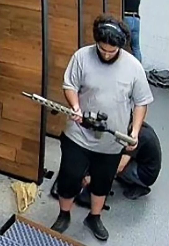 Mohmed Ali é visto em uma loja de armas em 25 de setembro, segundo a denúncia criminal divulgada na segunda-feira • Corte Distrital dos Estados Unidos para o Distrito Leste de Michigan