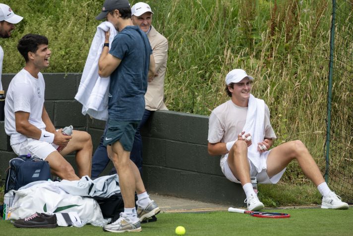 Carlos Alcaraz e João Fonseca durante conversa em treino • Tim Clayton/Getty Images