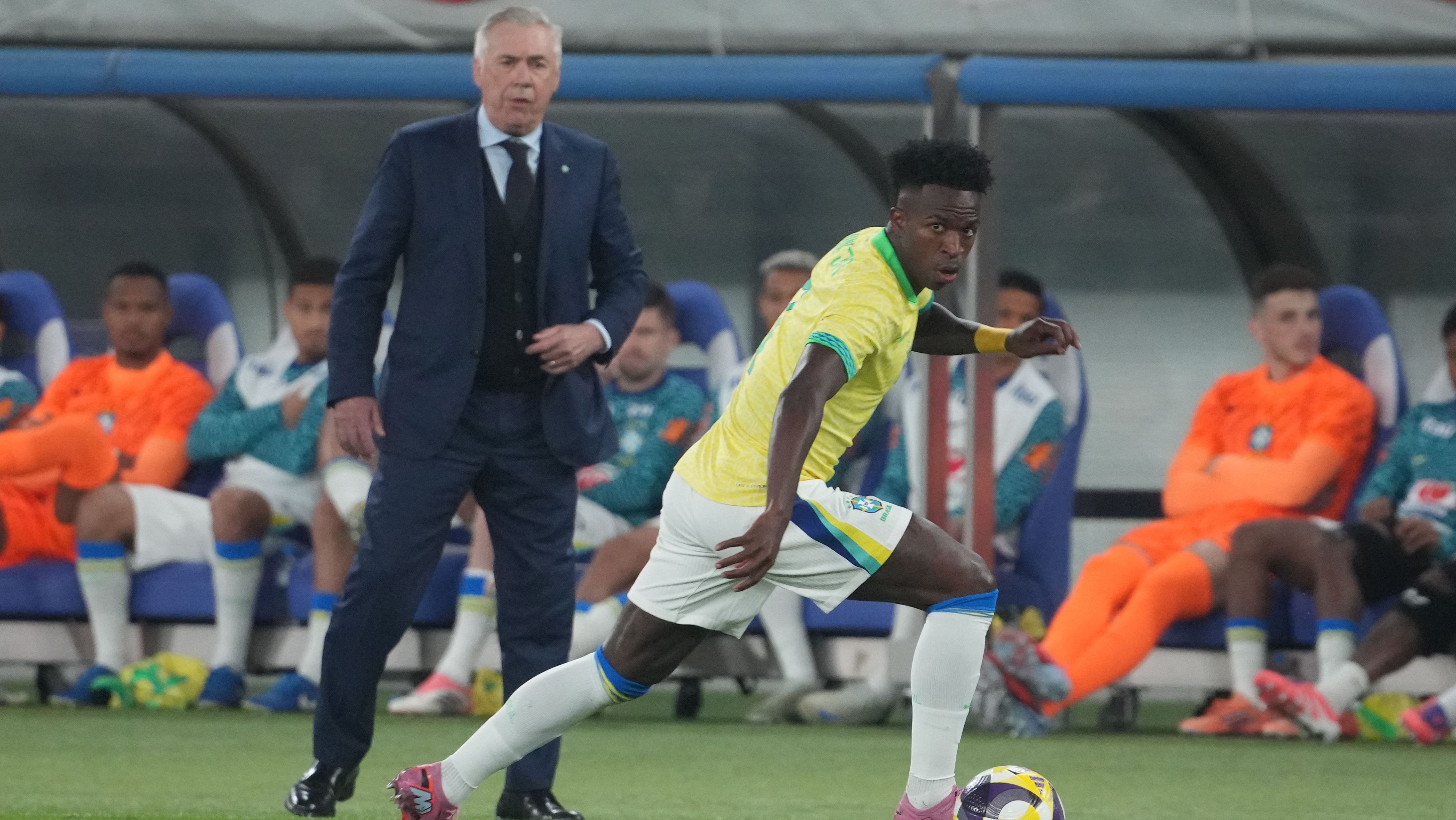 Vinicius Júnior é observado por Ancelotti durante partida da Seleção Brasileira contra o Japão