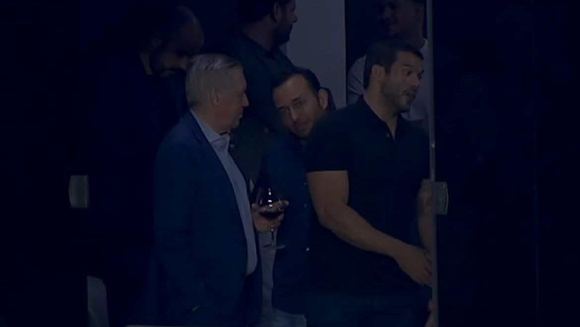Ancelotti bebendo vinho em São Januario