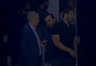 Ancelotti é flagrado tomando vinho em camarote durante Vasco x São Paulo