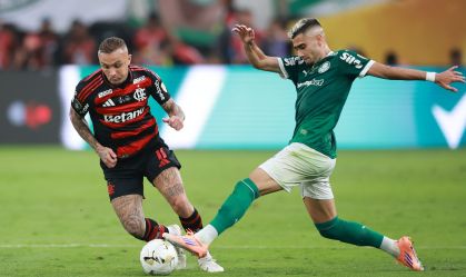 Everton Cebolinha em disputa de bola com Andreas Pereira