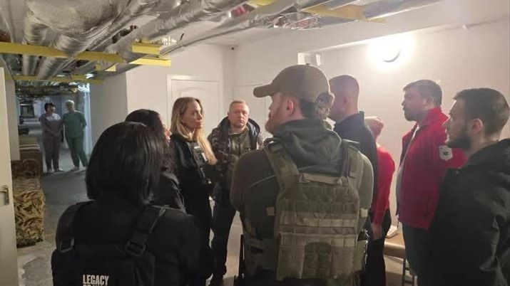 Angelina Jolie visita cidades na linha de frente da guerra na Ucrânia