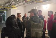 Angelina Jolie visita cidades na linha de frente da guerra na Ucrânia