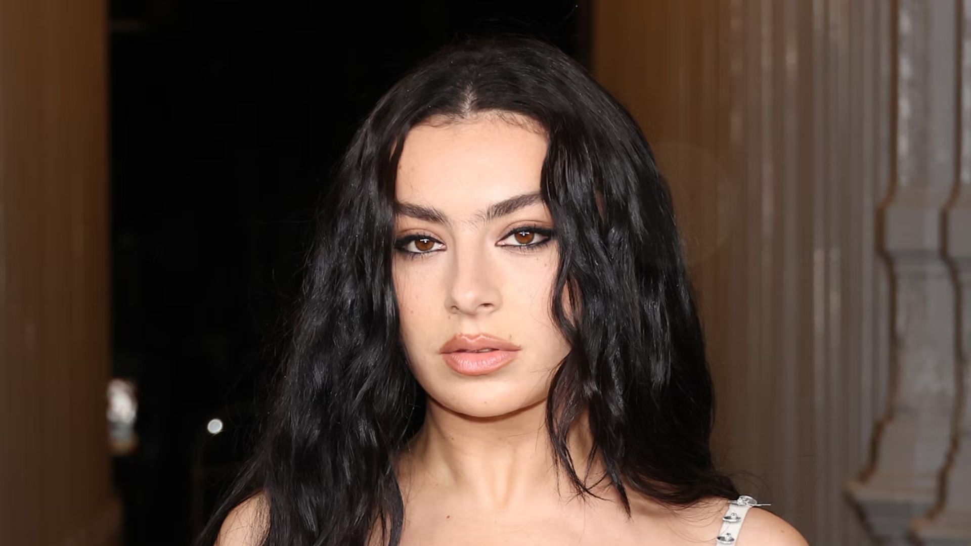 Após era BRAT Charli XCX estreia single com anúncio de novo álbum