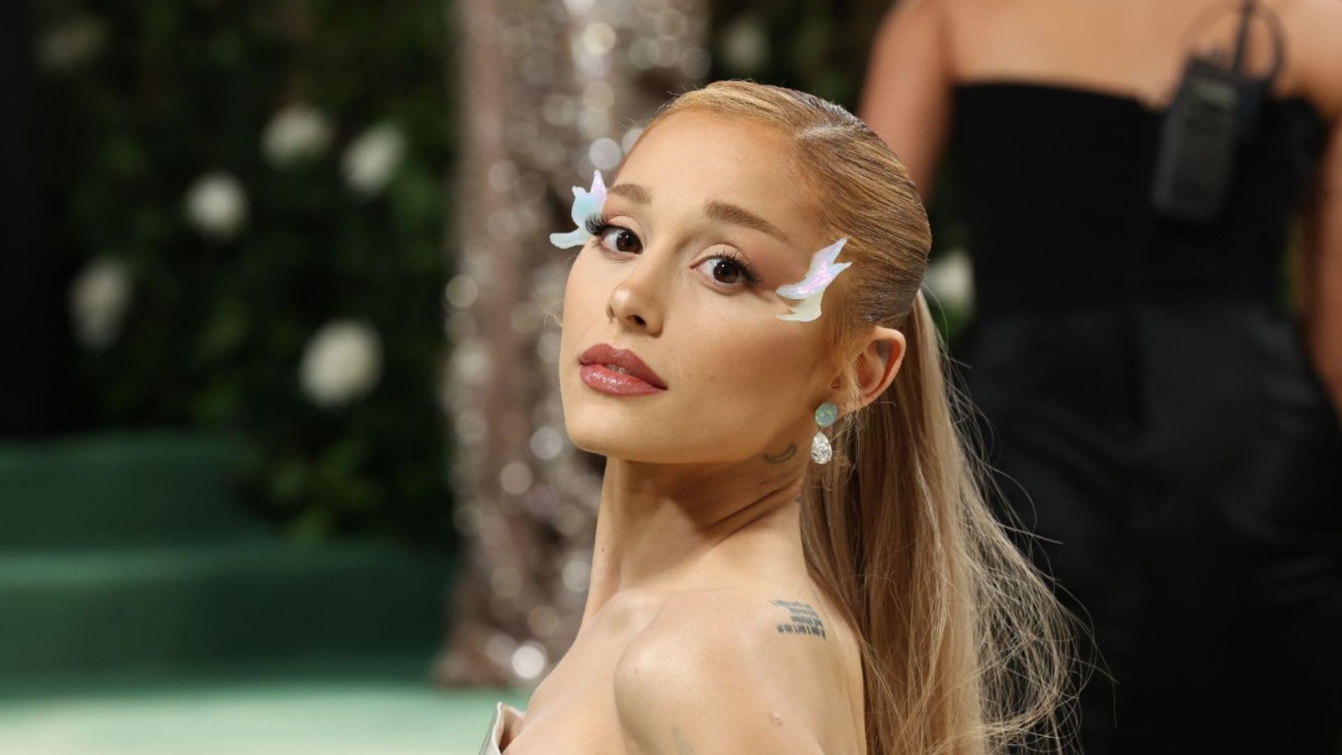 Ariana Grande no tapete vermelho do baile Met Gala 2024