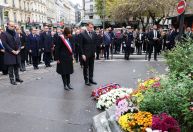 Macron visita bares alvos de ataques do Estado Islâmico há dez anos