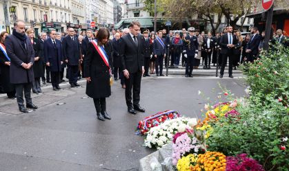 Macron visita bares alvos de ataques do Estado Islâmico há dez anos