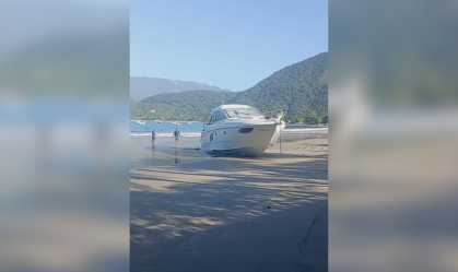 Barco encalha na areia após ressaca intensa do mar em Ubatuba (SP)