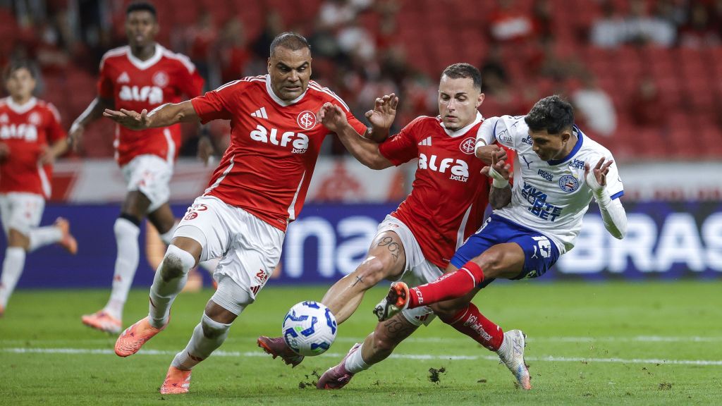 Duelo pela bola em Inter x Bahia pelo Brasileirão