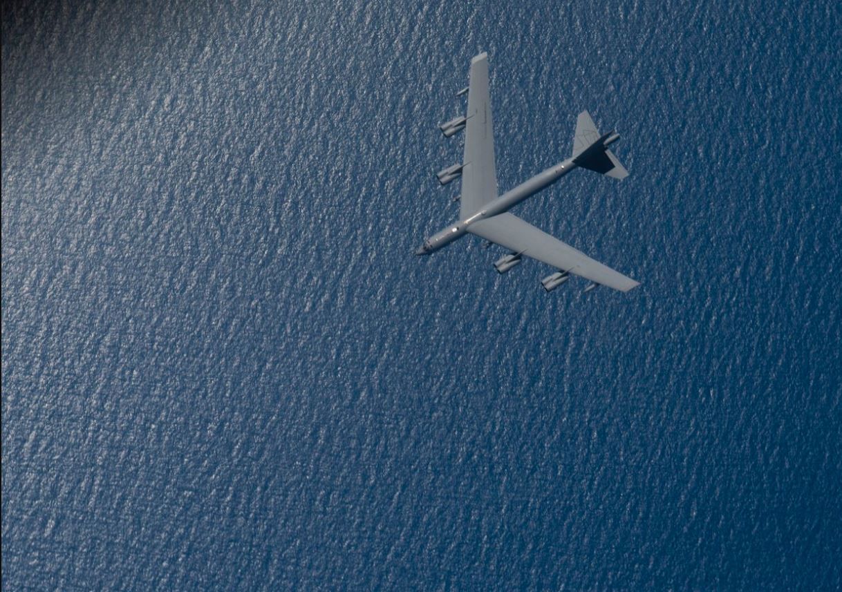 Bombardeiro faz exercício militar no Mar do Caribe