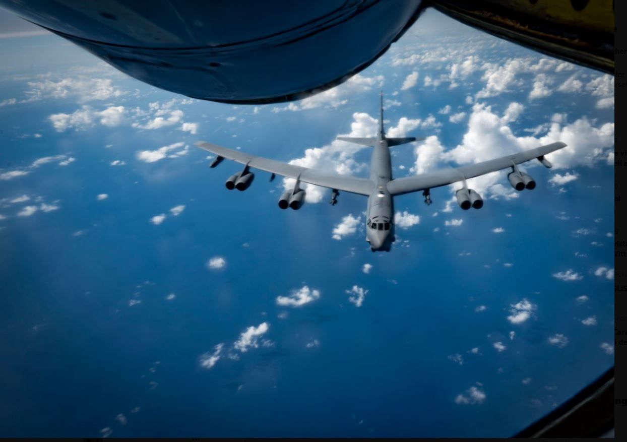 Bombardeiro simula ataque aéreo no Mar do Caribe
