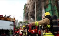 Sobrevivente é resgatado do 16º andar de prédio incendiado em Hong Kong
