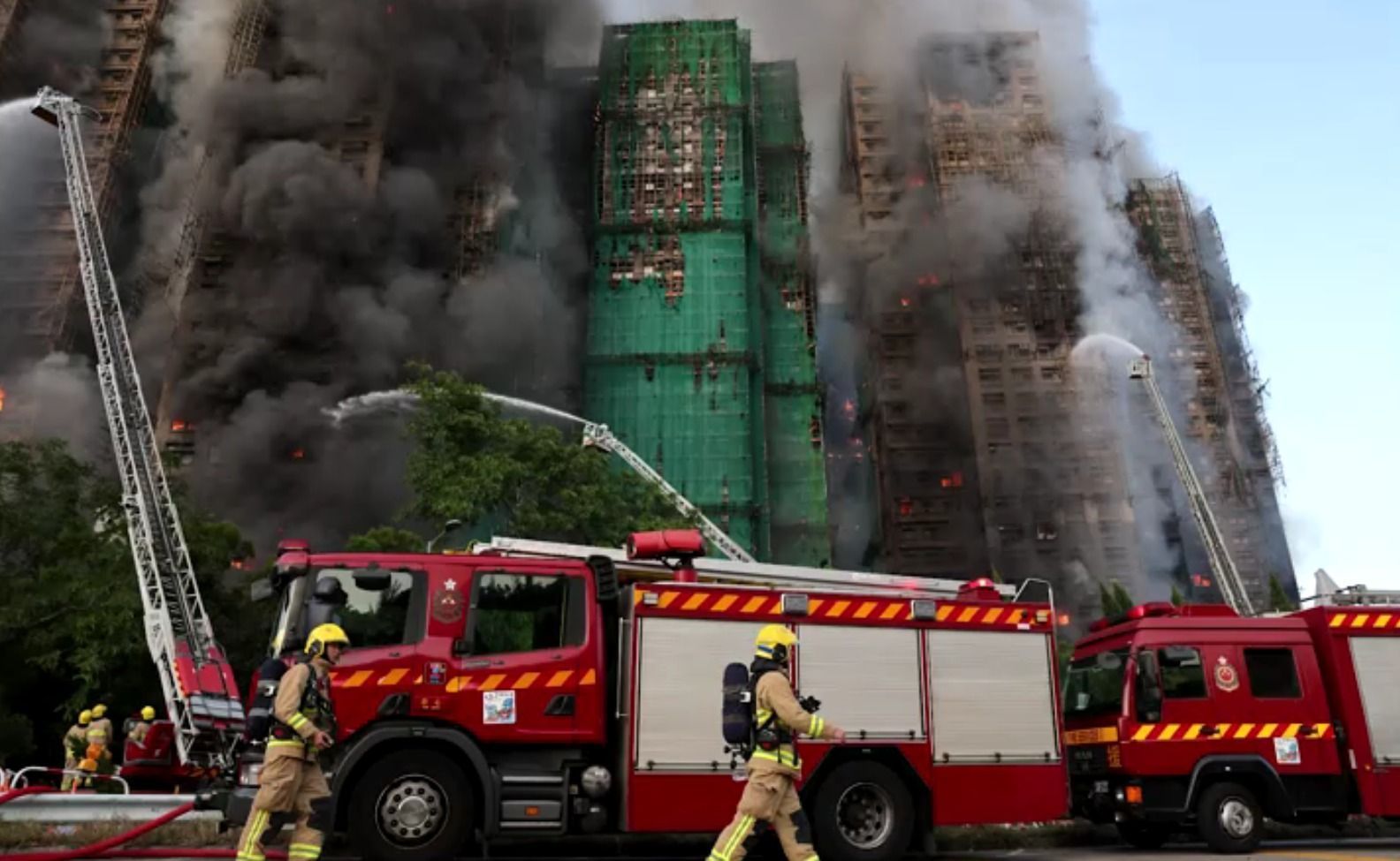 Bombeiros tentam controlar incêndio em complexo industrial em Hong Kong