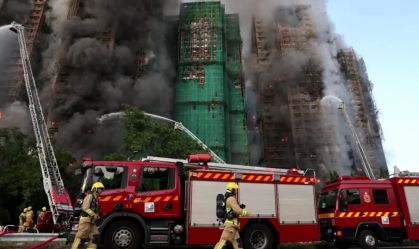 Grande incêndio em prédios residenciais deixa 83 mortos em Hong Kong