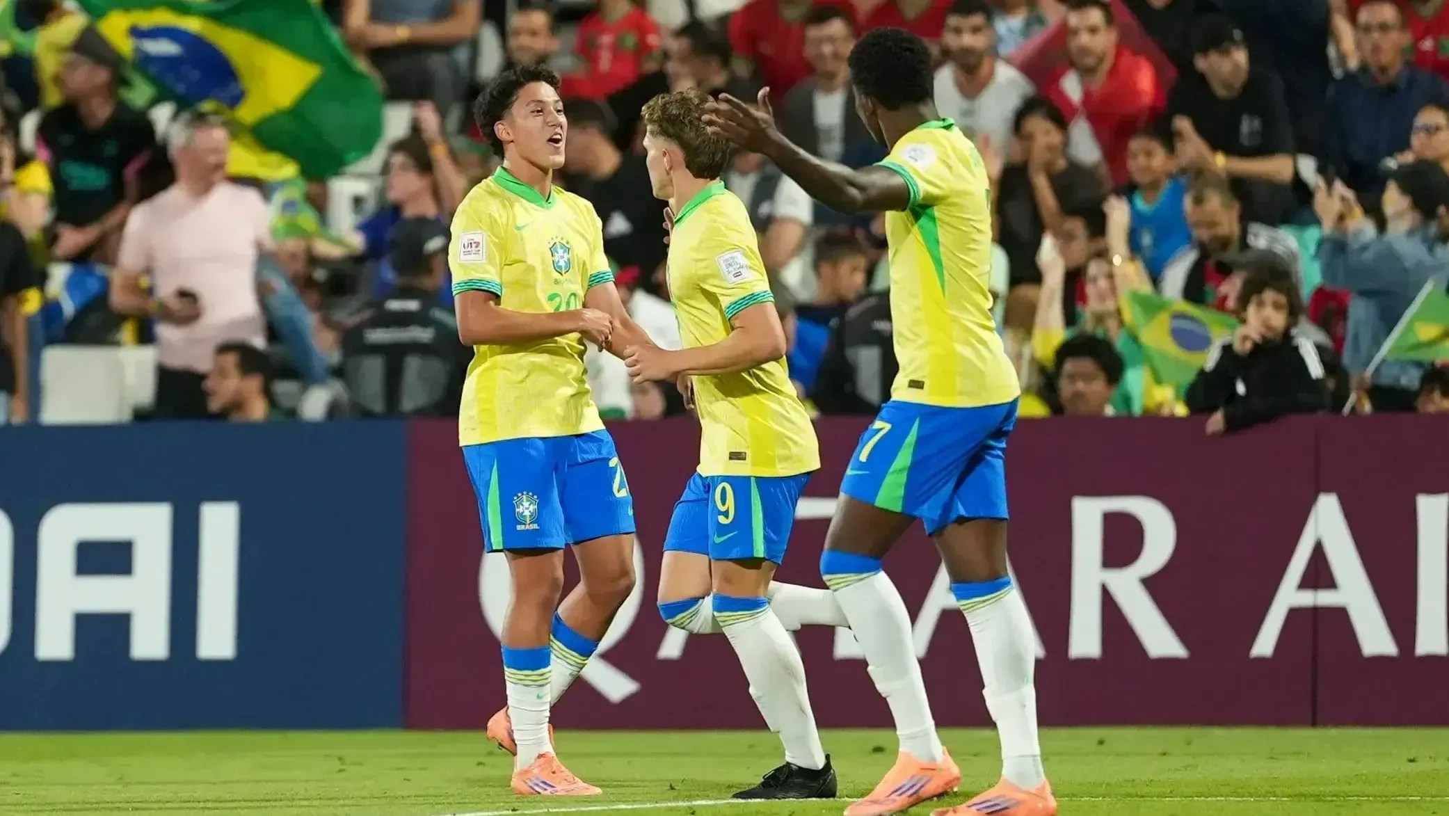 Jogadores comemoram o gol
