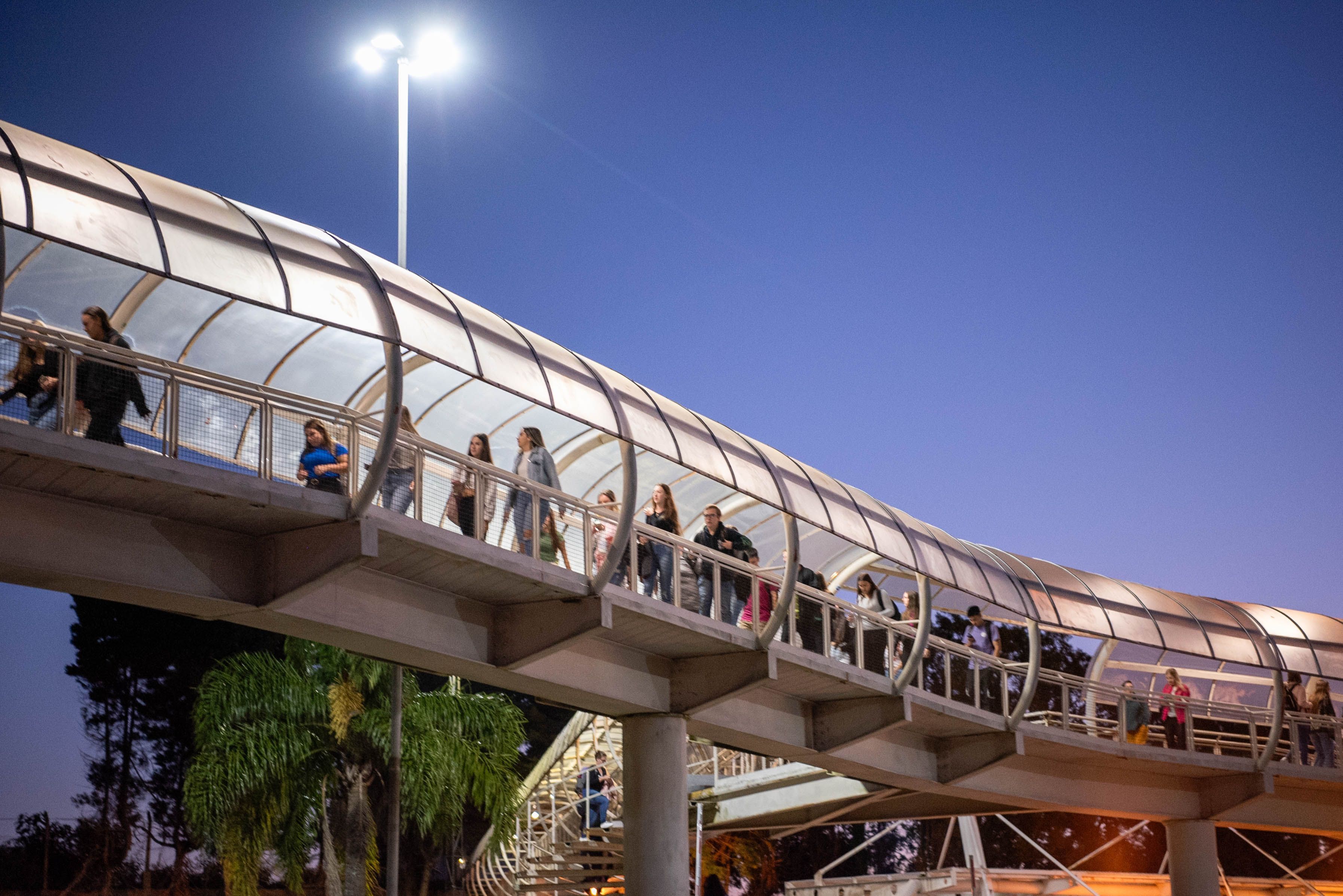 Alunos passam por um túnel transparente