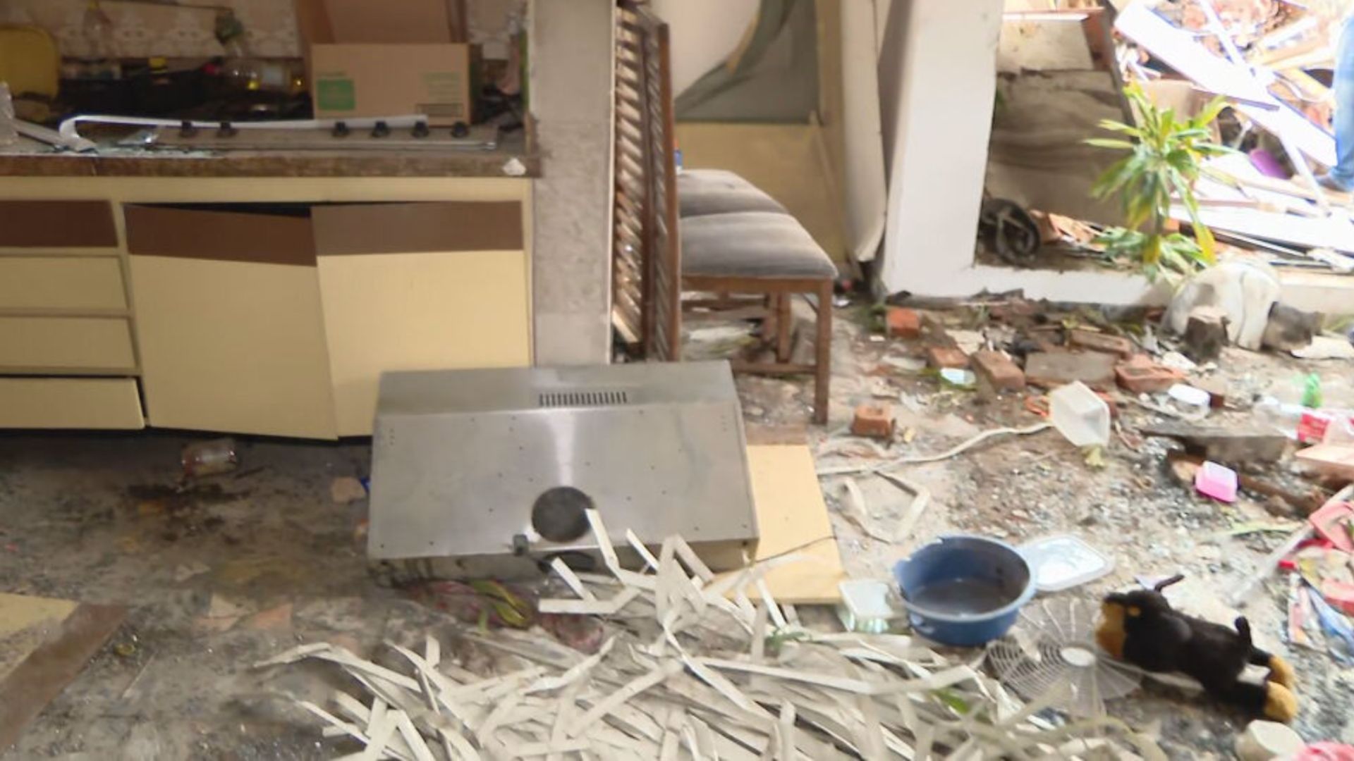 Cozinha de casa vizinha a depósito ficou destruída após explosão • Reprodução/CNN Brasil