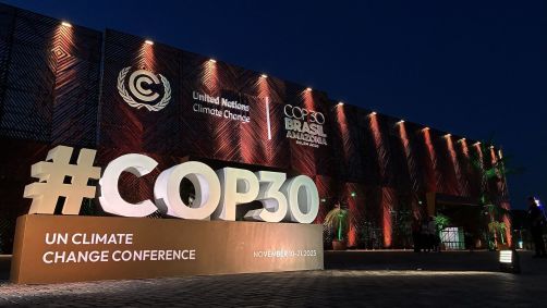 Imagem noturna mostra logo da COP30