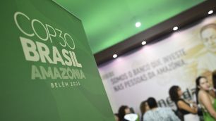 COP30: Impasse sobre combustíveis fósseis divide blocos