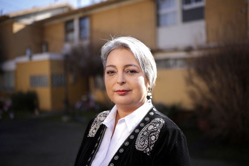 Candidata de esquerda à Presidência do Chile, Jeannette Jara, posa para foto durante entrevista à Reuters em Santiago 18/07/2025 • REUTERS/Pablo Sanhueza