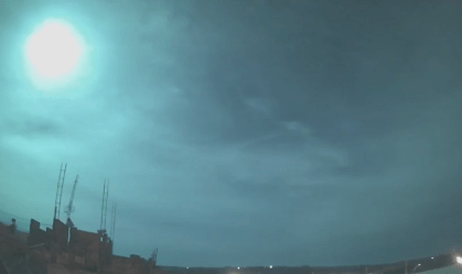 Imagens registram passagem de meteoro no céu de Minas Gerais; veja vídeo