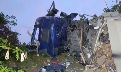 Caminhão despenca da ponte e cai dentro do Rio Tietê, em São Paulo