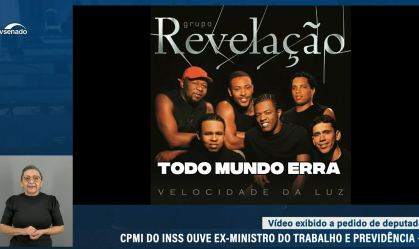 Deputado toca música do Grupo Revelação em CPI do INSS: "Todo mundo erra"
