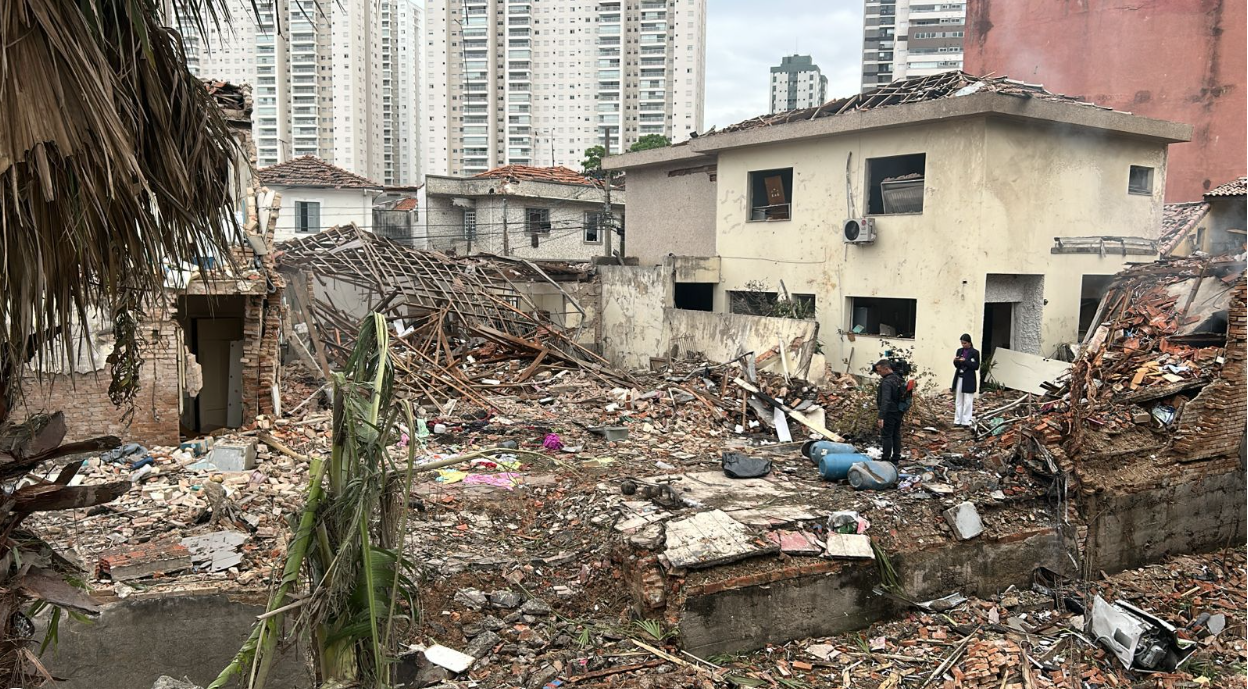 Parte dos fundos de casa que foi destruída por explosão
