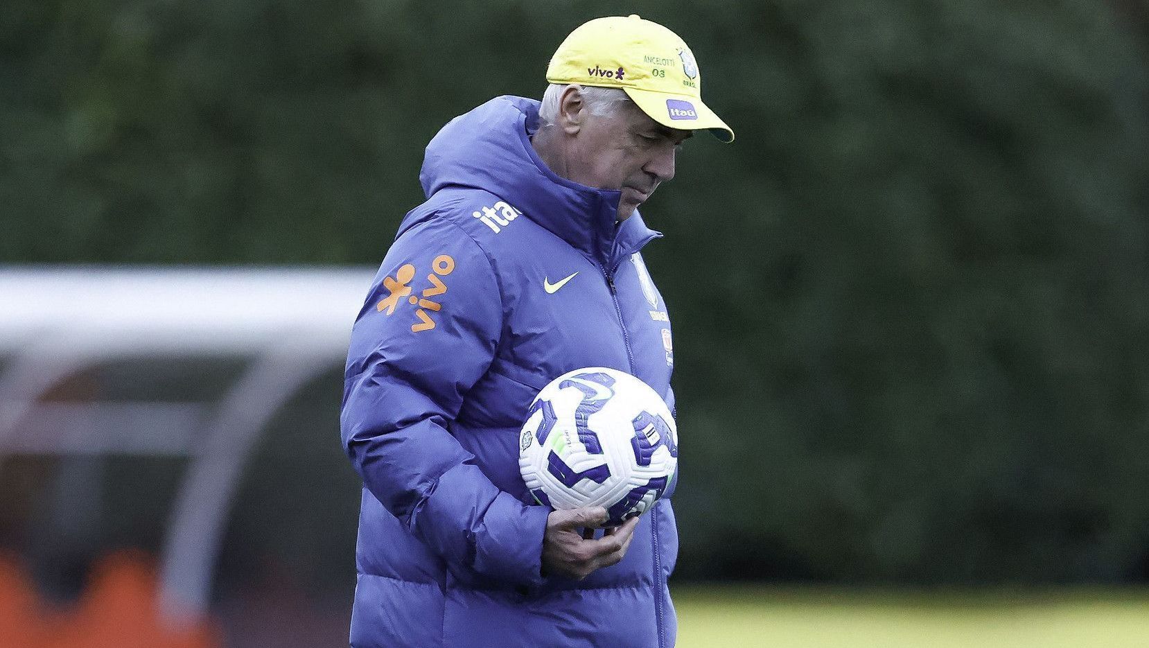 Carlo Ancelotti durante treino da Seleção Brasileira