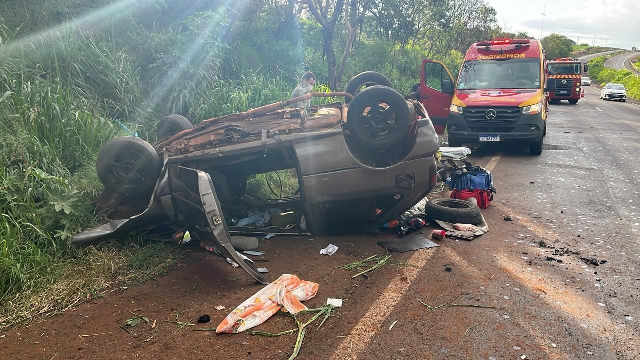 Carro com 8 passageiros capota em rodovia no interior do Parana