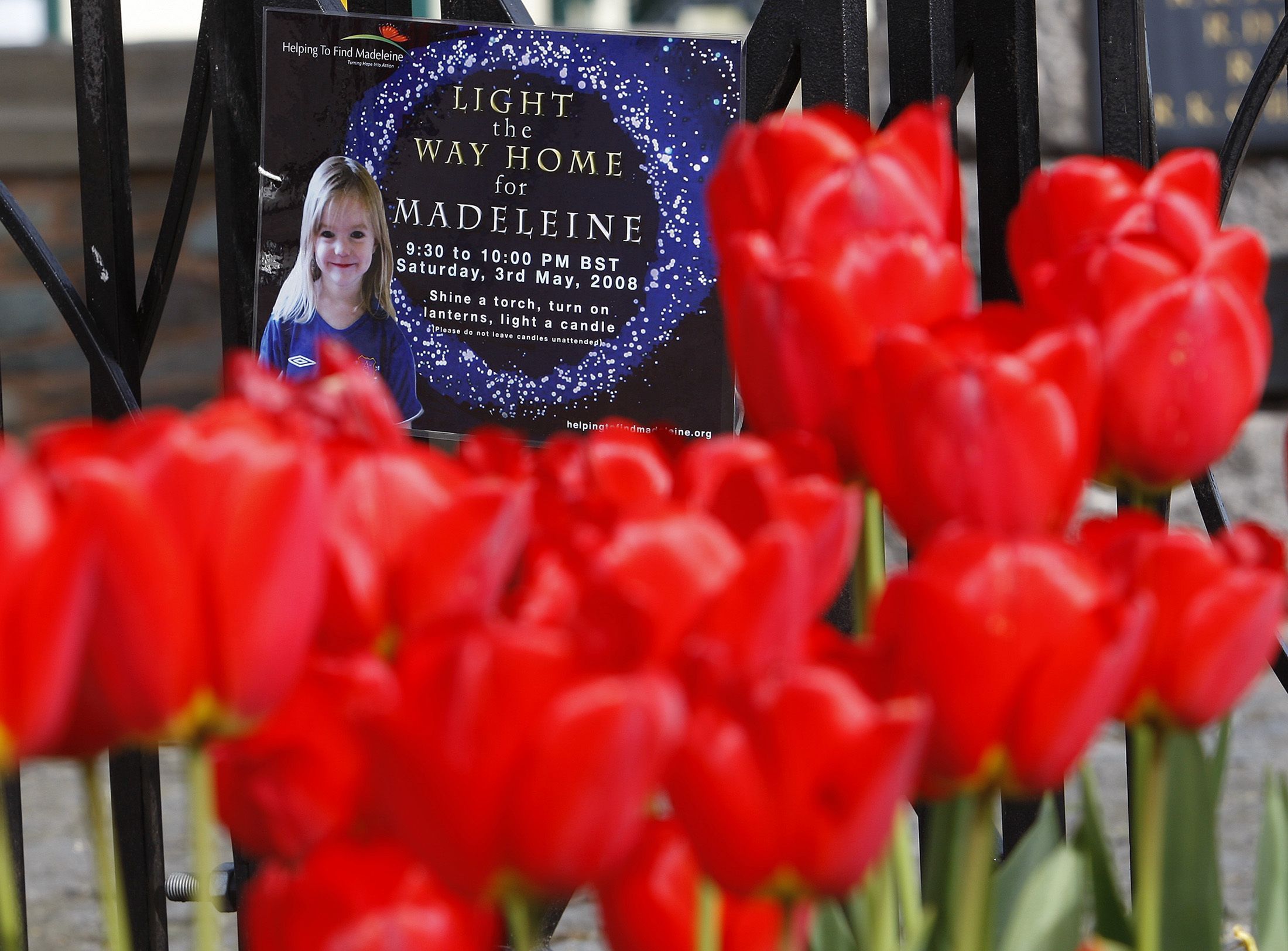 Cartaz com menção à britânica Madeleine McCann, desaparecida quando criança, em Rothley, Inglaterra