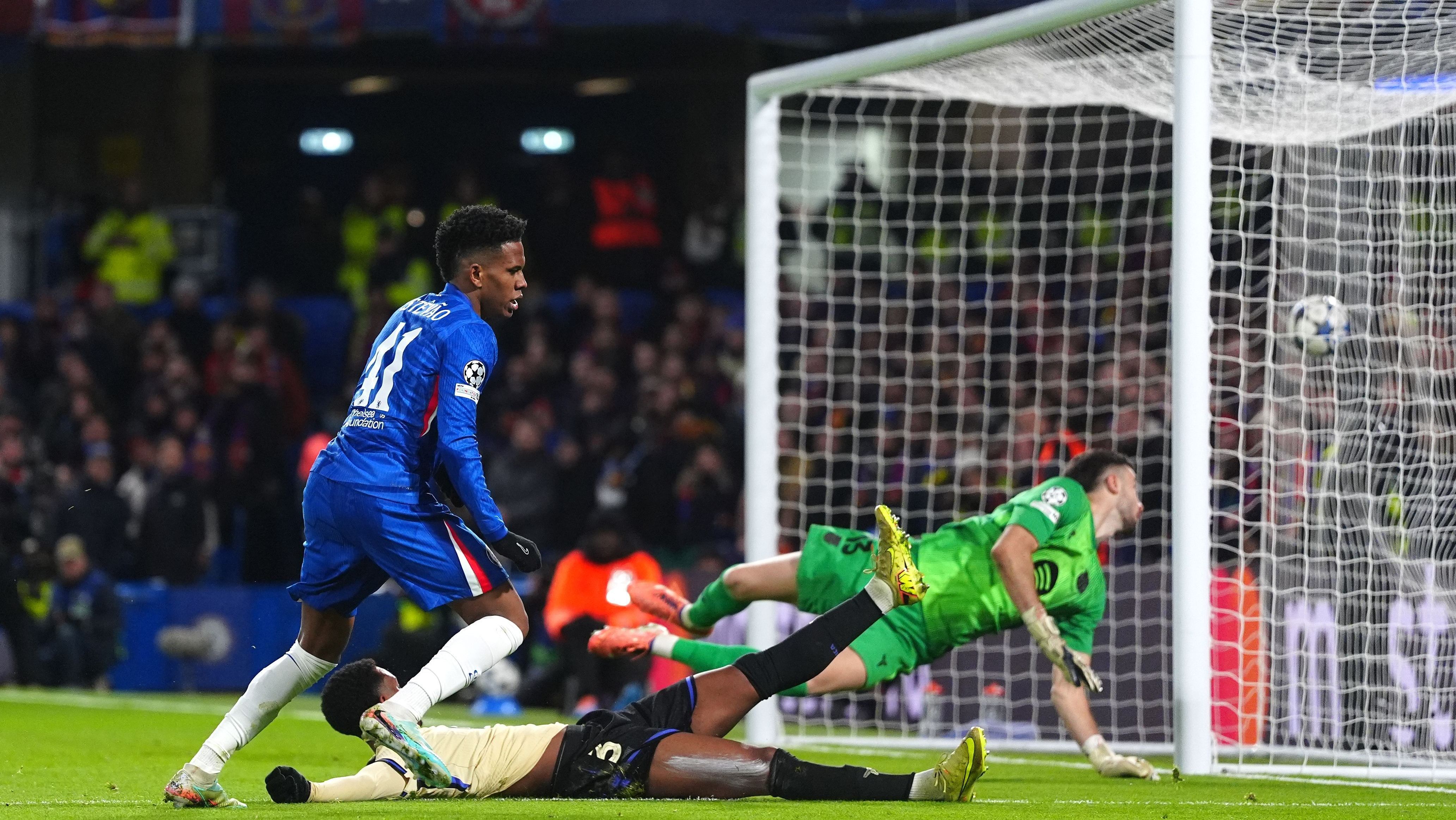 Estêvão faz golaço contra o Barcelona