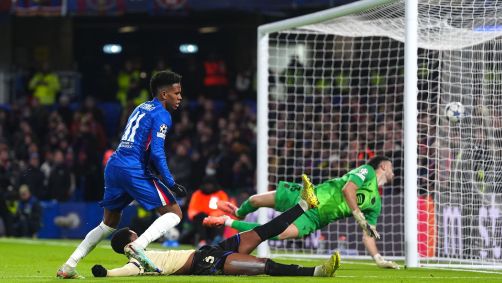 Estêvão faz golaço contra o Barcelona