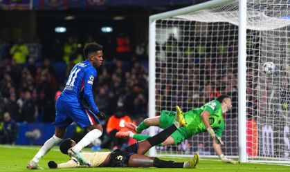 Estêvão anota golaço pelo Chelsea contra Barcelona na Champions; veja