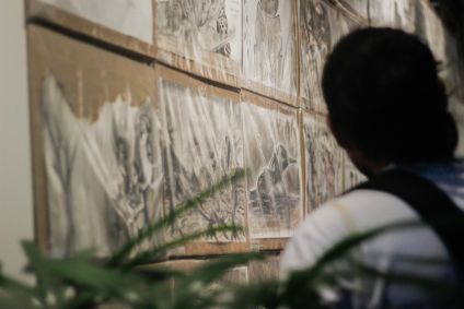 Exposição reúne obras de arte feitas com tinta a base de cinzas florestais