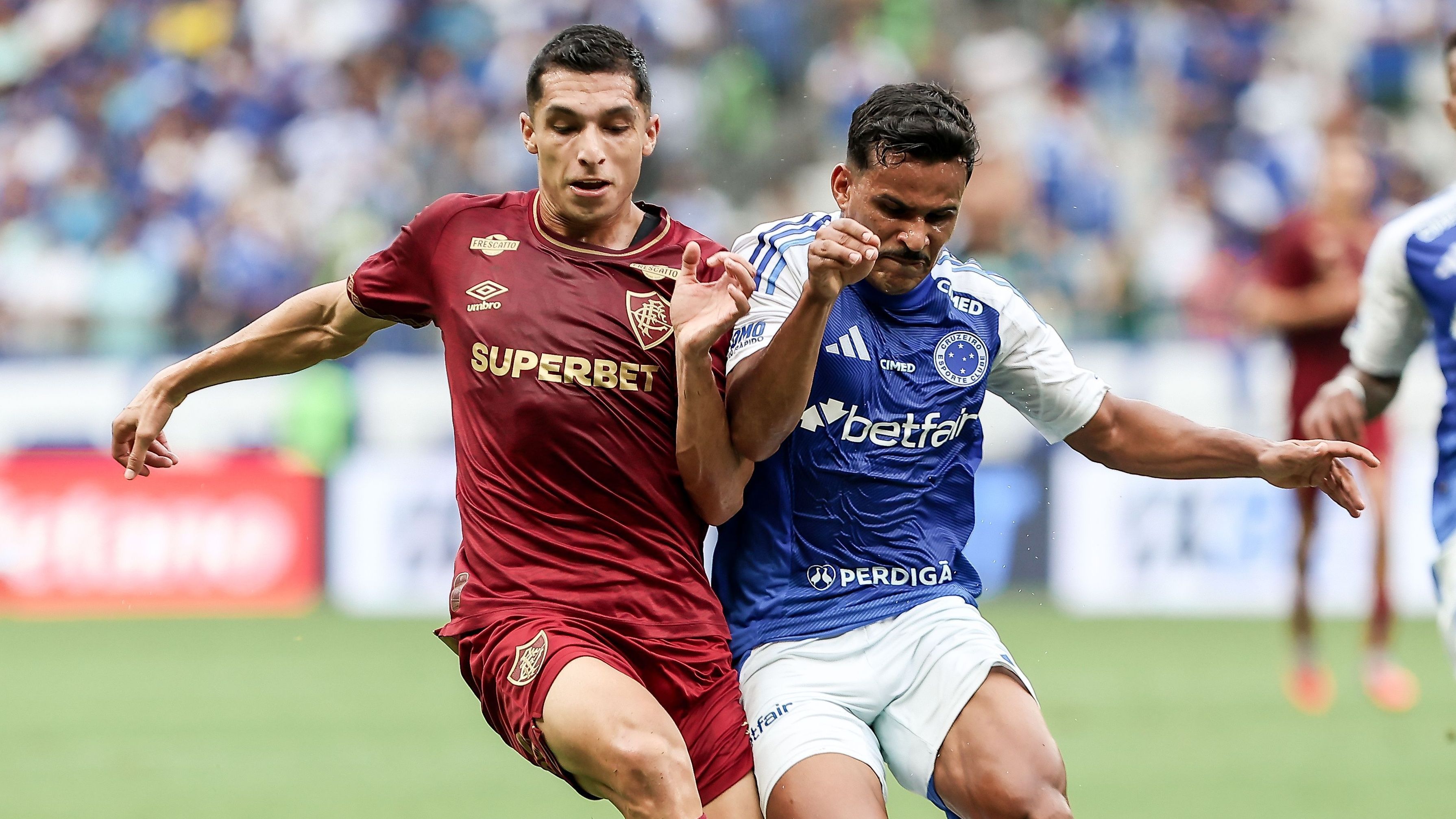 Disputa de bola em Cruzeiro x Fluminense